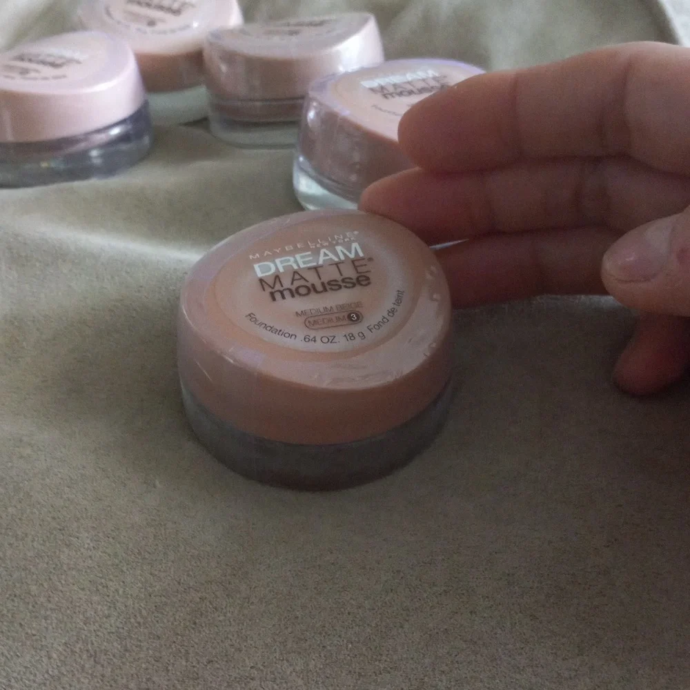 lightweight liquid foundation oil-free matte Maybelline makeup new beach glow - Picture 7 of 8